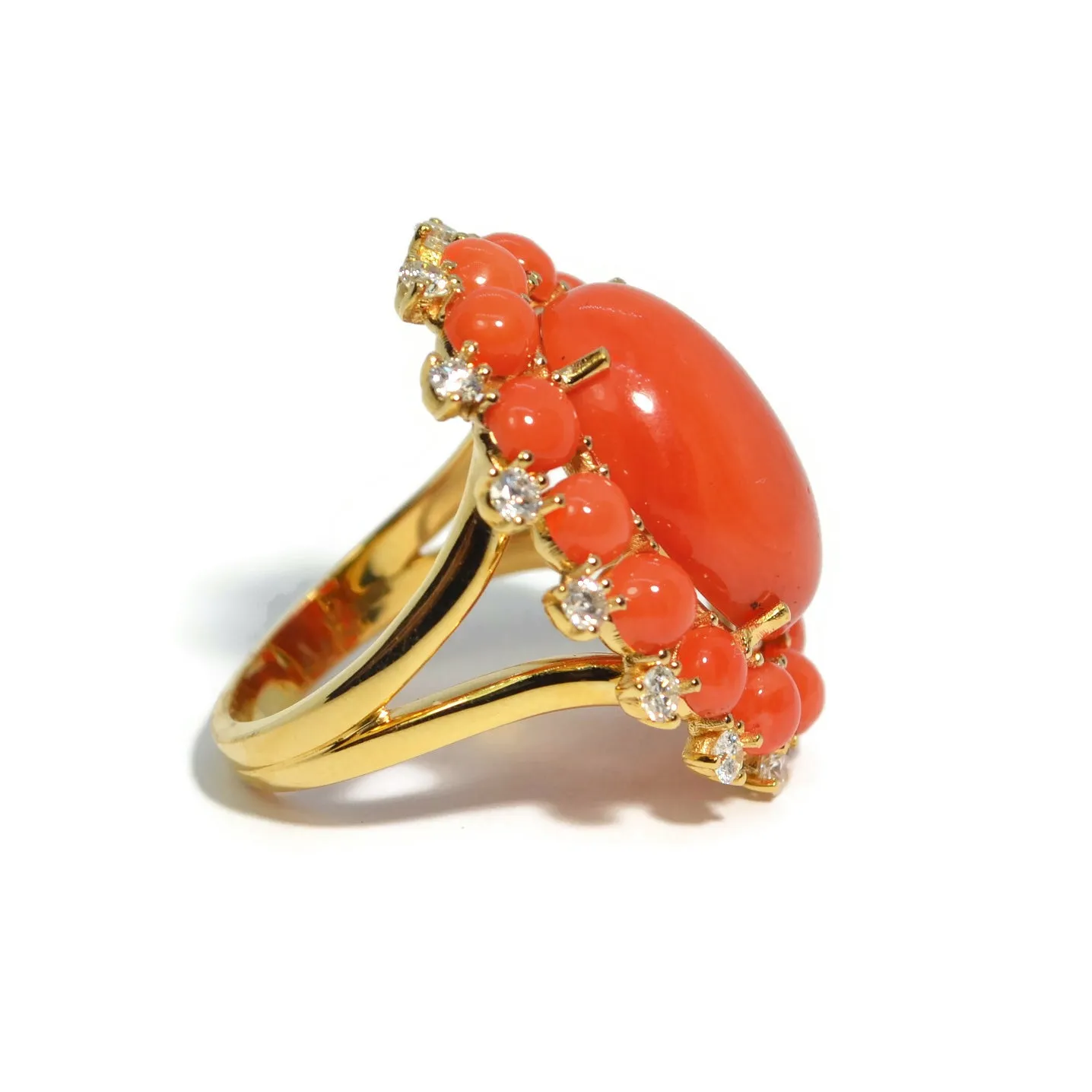 A & Furst - Sole - Cocktail Ring with Natural Mediterranean Red Coral and Diamonds, 18k Yellow Gold