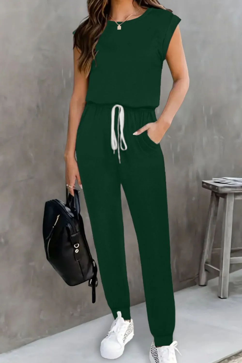 Ärmelloser Jumpsuit mit Rundhalsausschnitt und Kordelzug