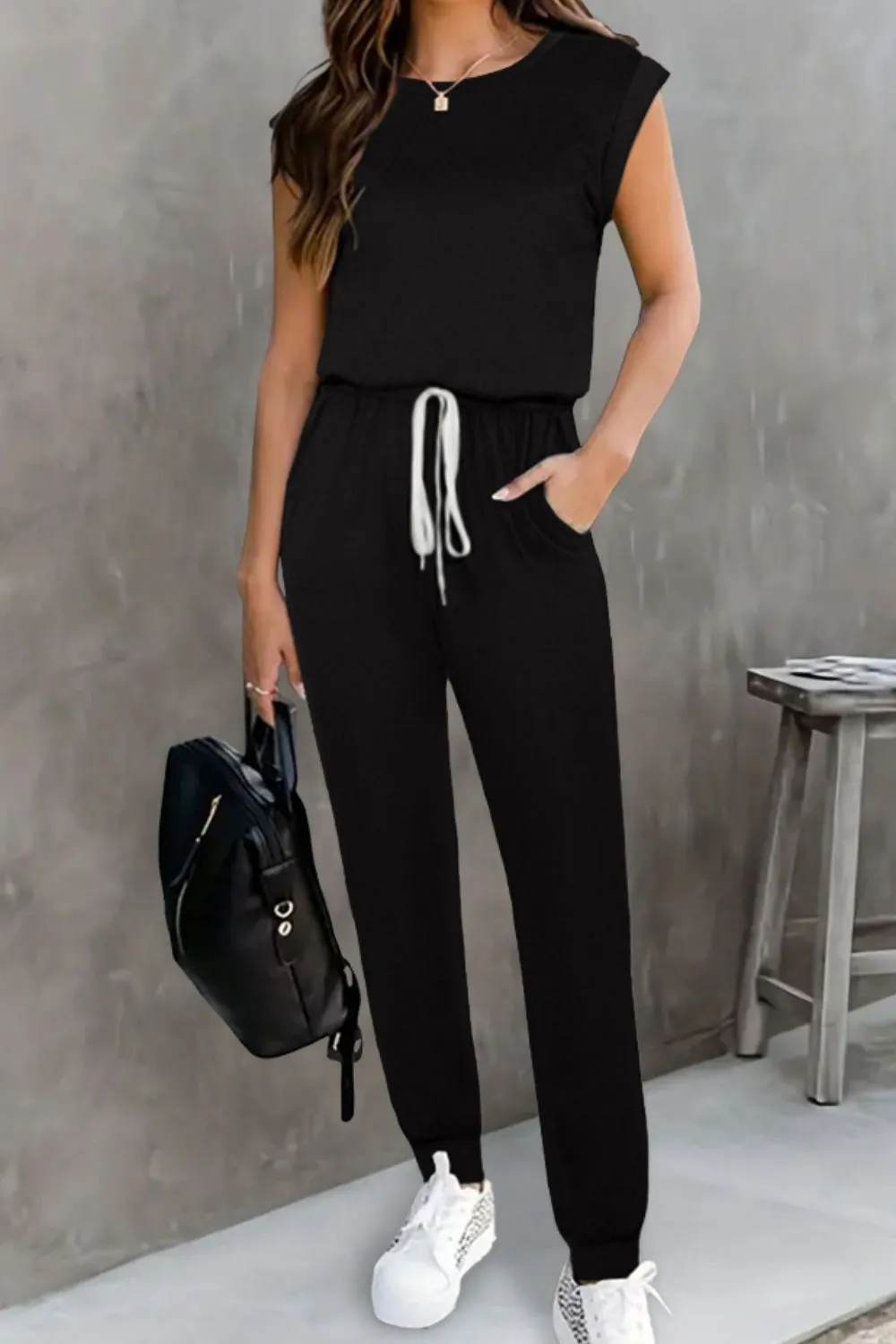 Ärmelloser Jumpsuit mit Rundhalsausschnitt und Kordelzug