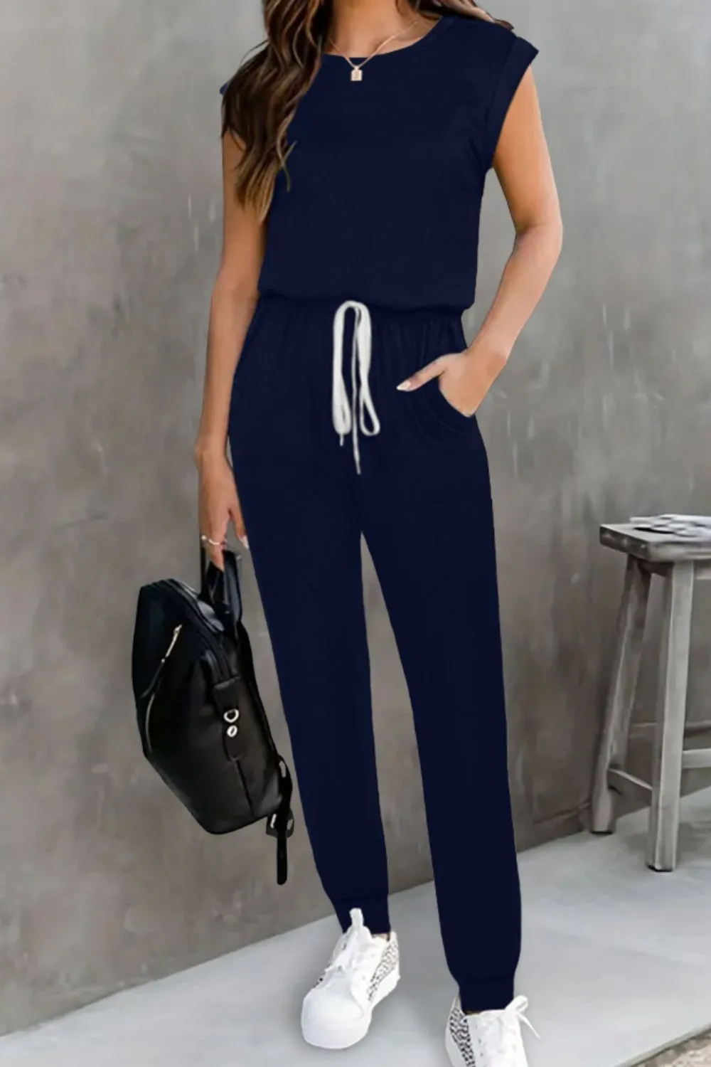 Ärmelloser Jumpsuit mit Rundhalsausschnitt und Kordelzug