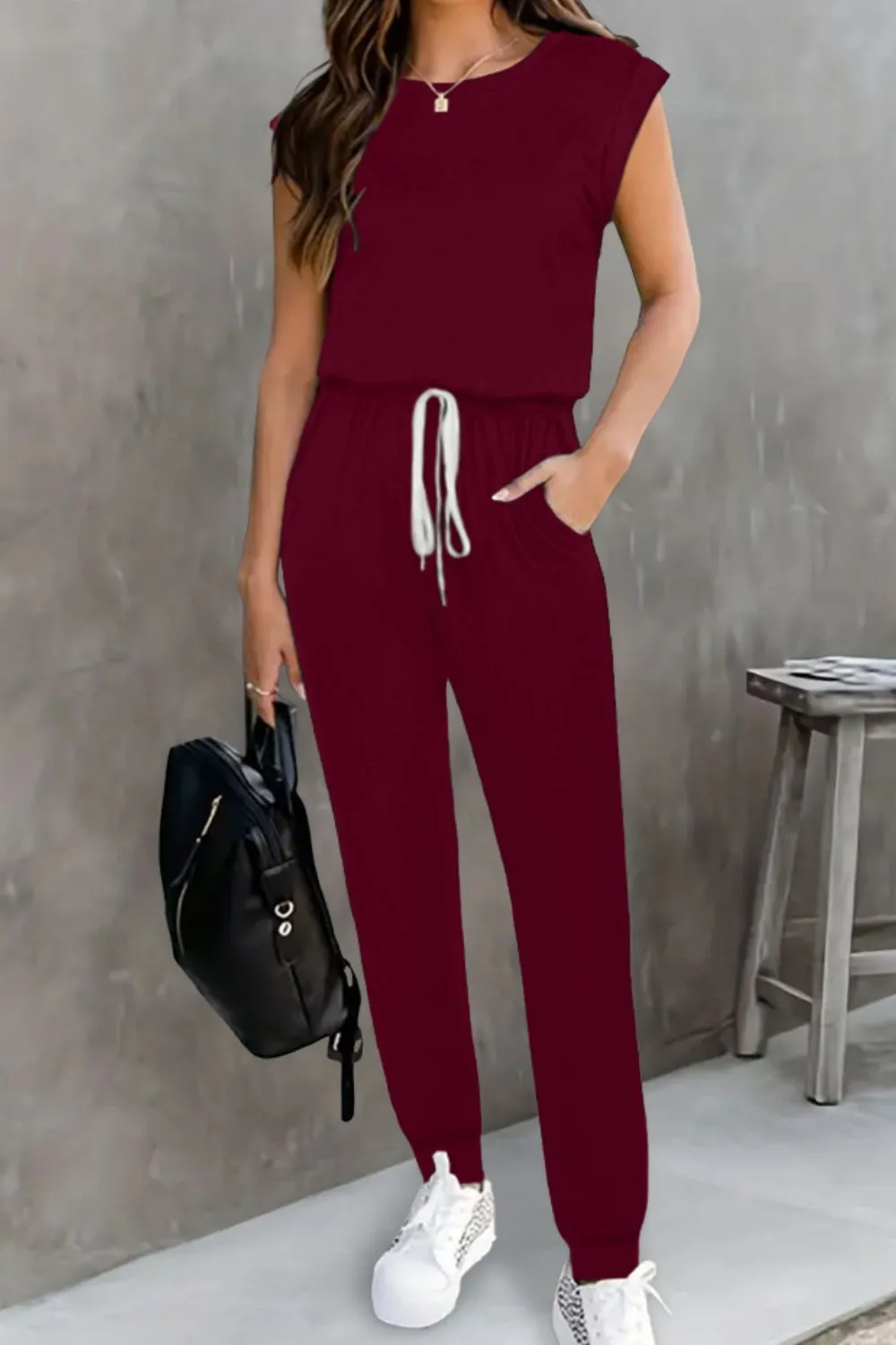 Ärmelloser Jumpsuit mit Rundhalsausschnitt und Kordelzug